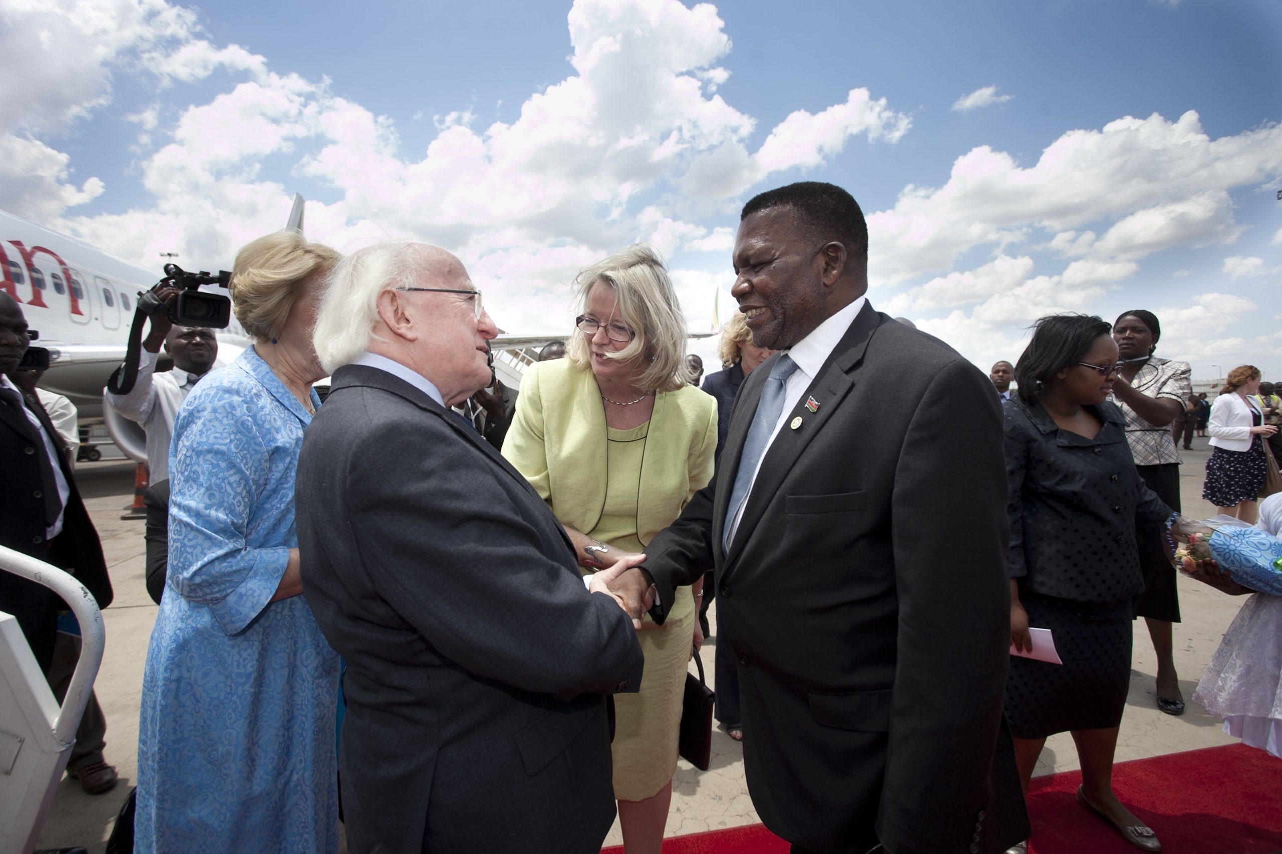 President Michael D Higgins and his wife Sabina being greeted by President Arthur Peter Mutharika and Ambassador Áine Hearns at commencement of the State Visit to Malawi in November 2014.
