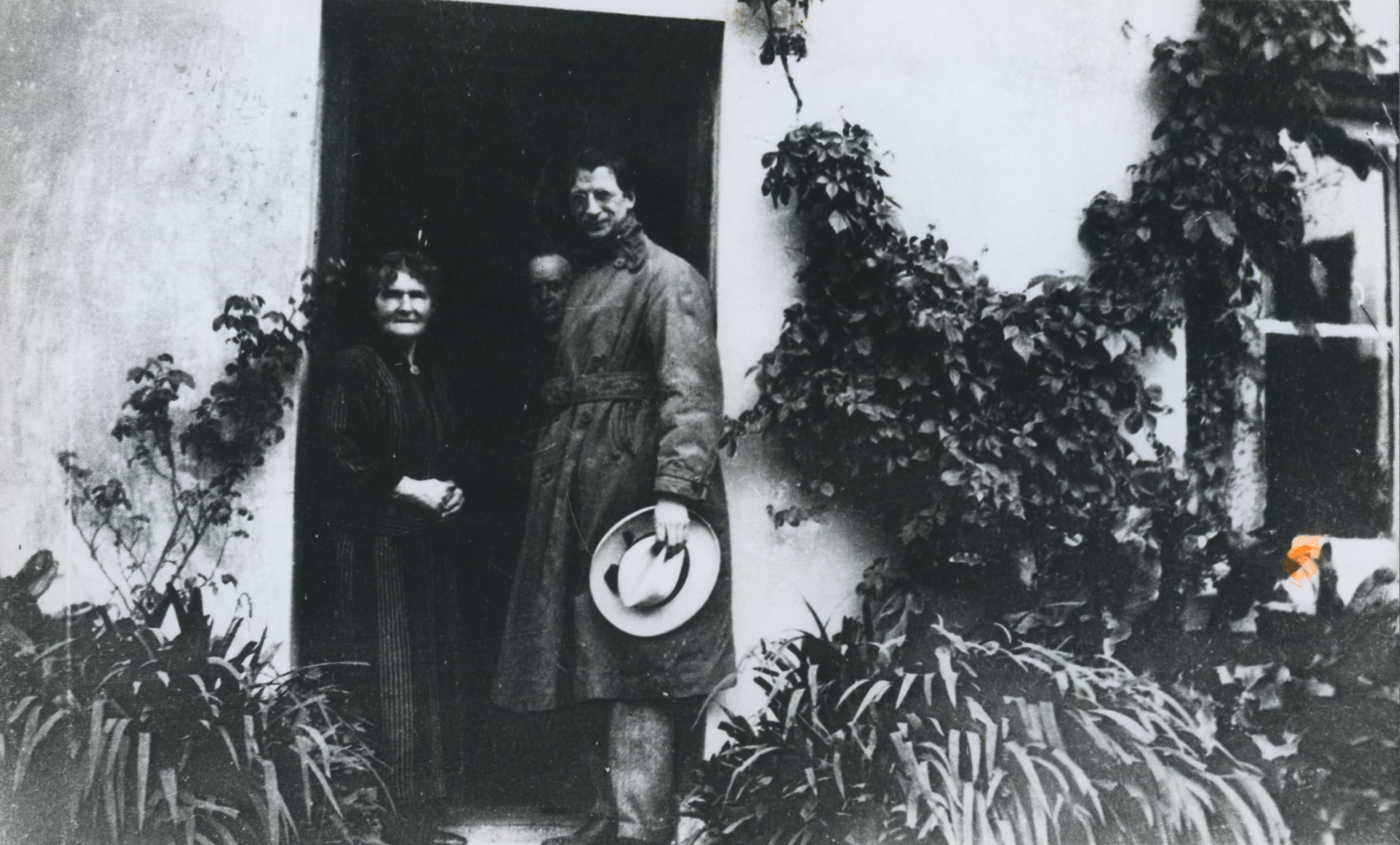 Tessie’s mother, Marianne O’Connell (née O’Sullivan) 1858-1938 with Eamon de Valera 1882-1975 at the door of her home in Caherdaniel, County Kerry. KMGLM.20PC-1B52-21